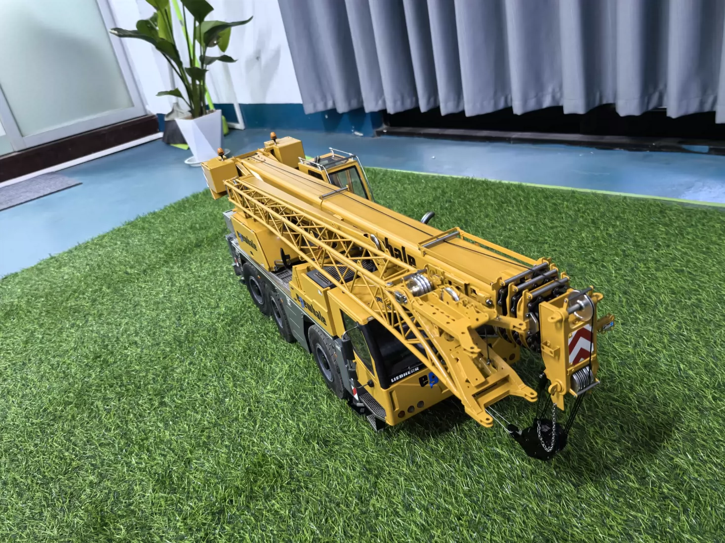 1:14 Liebherr 1050 crane truck - Image 3