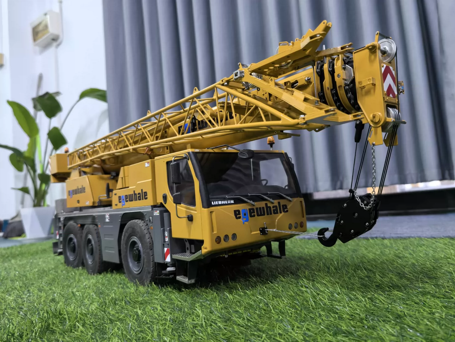 1:14 Liebherr 1050 crane truck - Image 4
