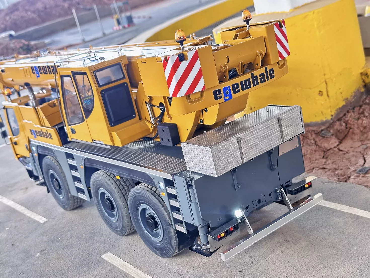 1:14 Liebherr 1050 crane truck - Image 13